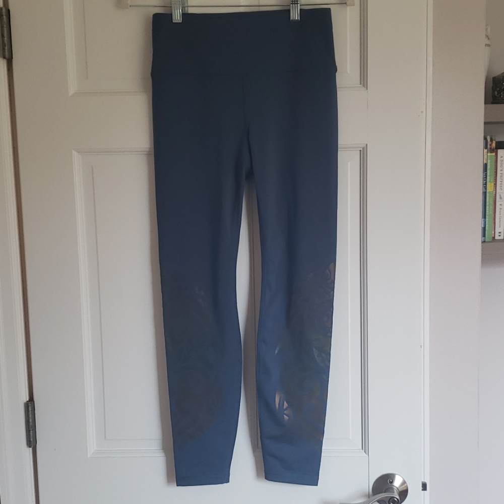 Shape brand leggings with reflective design